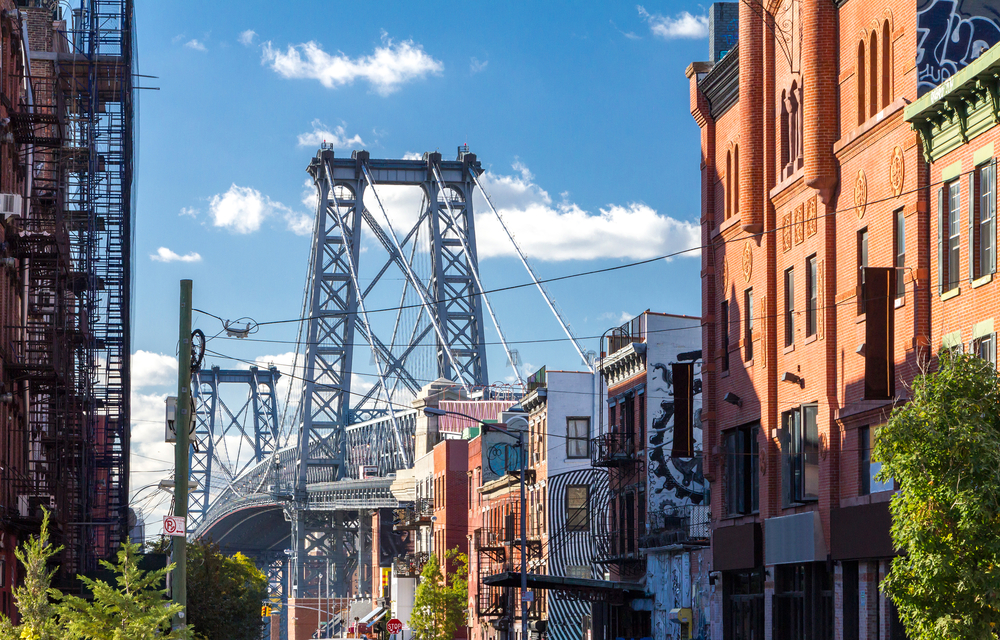 Take a stroll through the diverse neighbourhood of Williamsburg, from concert halls and trendy clothing boutiques to artists' hideouts. 