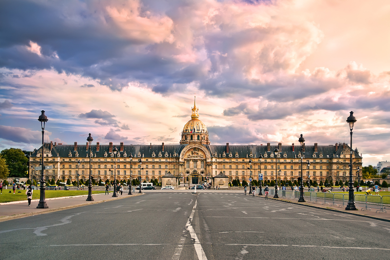 Stroll down the Champs de Mars, run along the banks of the river and admire the impressive Hôtel des Invalides. While passing through the Jardin de la Nouvelle France, you will also be able to discover a little of the famous Champs-Élysées. Enjoy!