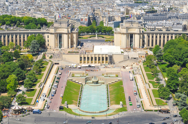 Explore the area around the famous Eiffel Tower and admire its many luxury boutiques and iconic monuments. Day or night, this is the perfect route for discovering the Golden Triangle area.