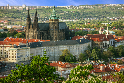 Run to the rhythm of Prague, from Malá Strana to Letná Park. On this route, you will marvel at the view of Prague Castle, as we guide you along the ramparts and into the grounds. 