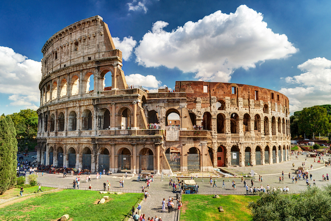 It's time to take you to the other side of the Colosseum, to discover San Giovanni in Laterano, the Scala Santa and the Porta Maggiore. Are you ready for a truly unforgettable route? 