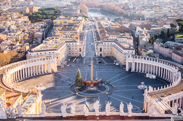The ultimate tour of Rome’s must-see landmarks! Explore the city centre and its many beautiful religious buildings, before passing by the Piazza del Popolo and the Pincian Hill. Finally, venture to the Vatican City and admire the breathtaking Saint Peter's Basilica.