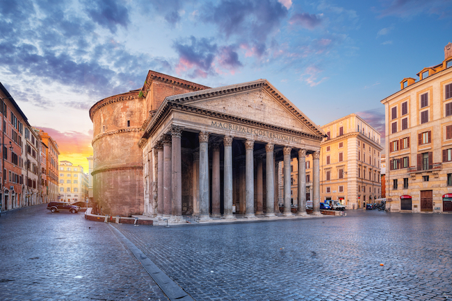 Let us take you on a tour through the historic centre of Rome, from the Piazza Navona to the Piazza del Popolo, bringing you a few moments of respite along the river.