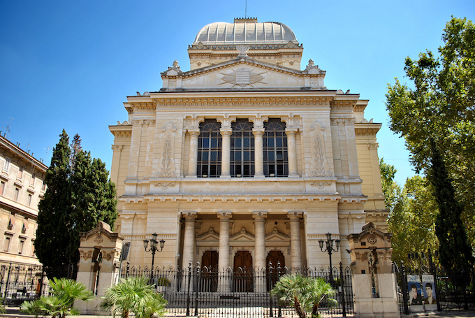 Venture through Rome's former Jewish quarter for a real journey into the pages of history!