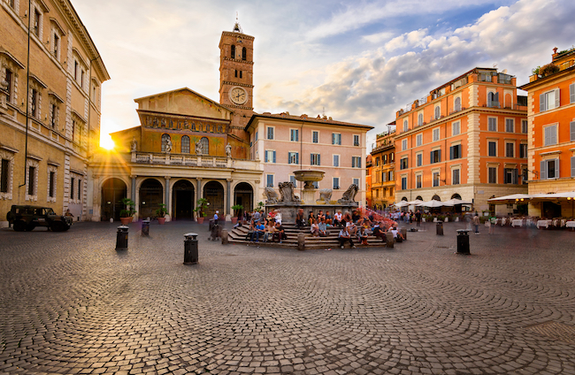 It's time to unveil the delightful district of Trastevere, on the banks of the river Tiber. 