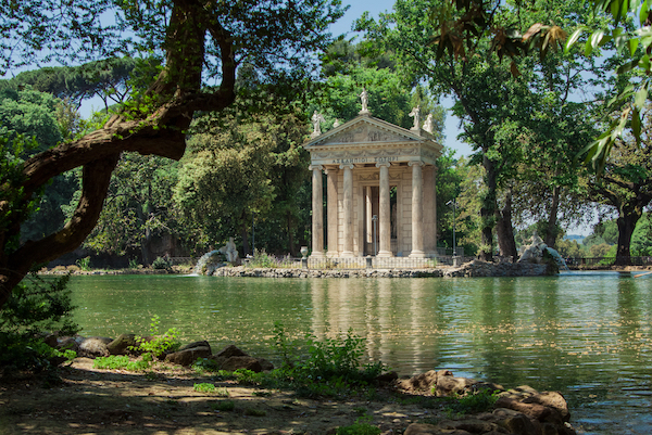 With its magnificent gardens and its prestigious art galleries, the park of the Villa Borghese certainly has a few surprises in store for you...