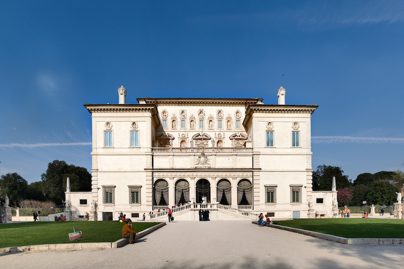 During this route, you will seamlessly pass through the sublime gardens of the Villa Borghese, to the incredible Art Nouveau buildings of the Piazza Mincio in no time at all!