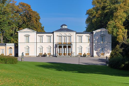 Go for a little tour around the Djurgården royal park, a haven of peace in the heart of the city. You will discover the ABBA Museum, Skansen, Rosendal Palace, and so much more. Let us guide you!