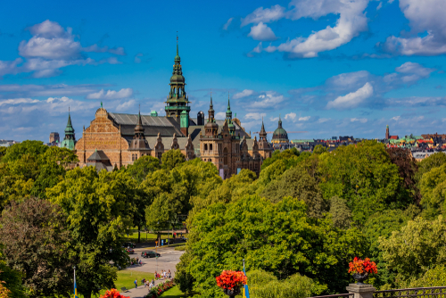 Did you know that there are so many parks in Stockholm that it is almost possible to cross the city entirely over green spaces? The Swedish capital is an example of renewable development, and this route will prove it to you. 
