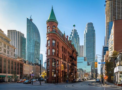 Launch this Smart Run for an unforgettable run through Toronto! There's plenty to learn about Union Station, Saint Lawrence Market and the lights of Yonge Dundas Square.
