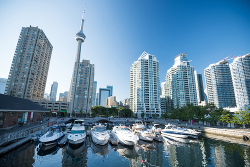 How does a short trip round the city centre sound? Follow the edge of Lake Ontario, along the Harbourfront Centre and Sugar Beach. In a district of skyscrapers, you'll also discover the Gooderham Building, Union Station and the famous CN Tower. 