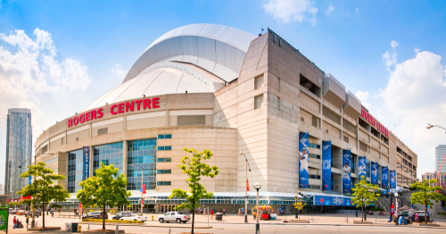 It's time for a quick tour of the Toronto Entertainment District! Discover the Rogers Centre, the CN Tower, Canada's Walk of Fame and the Royal Alexandra Theatre. 