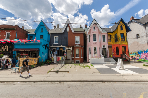 Toronto is the perfect example of a modern, multicultural city. All you need to do is stride across the town to find out how multicultural it really is! Discover its streets and urban art, which tell the story of the town's rich history of migration. 