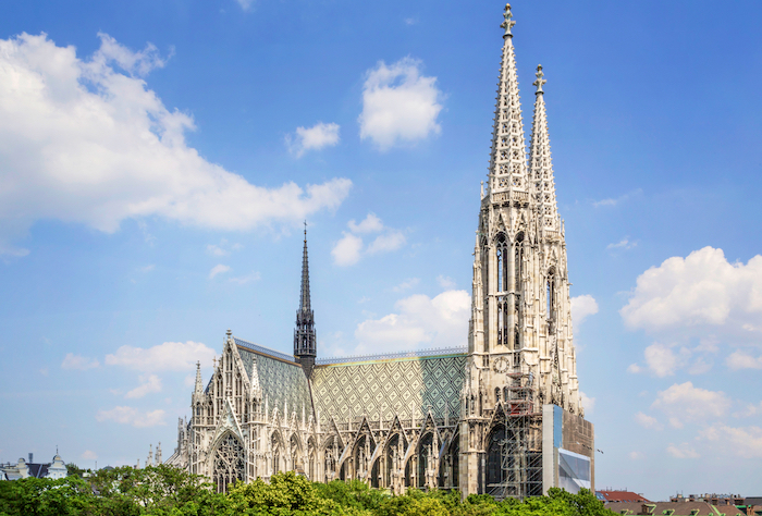 Discover the architectural and cultural treasures of Vienna, from the iconic City Hall to the Piarist Church, via the Liechtenstein Palace. 