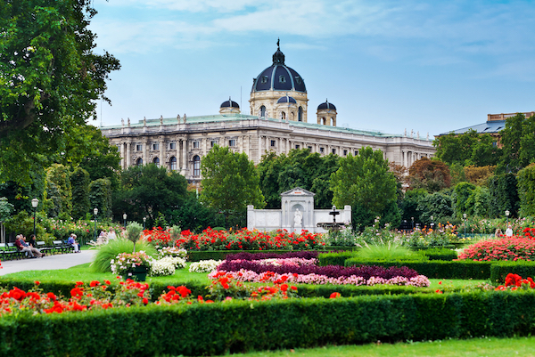 Ranging from famous museums to tranquil parks, get ready for an all-inclusive tour of Vienna's finest landmarks. Volksgarten, Stadtpark, Parliament, the City Hall, the National Library, the best museums around... you won't miss a thing!