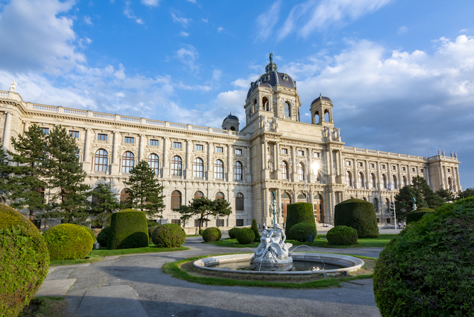 Explore the area around the MuseumsQuartier, with bustling streets accompanied by remarkable buildings. En route, take a look at the magnificent Majolica house and House of medallions, iconic works of the architect Otto Wagner. 