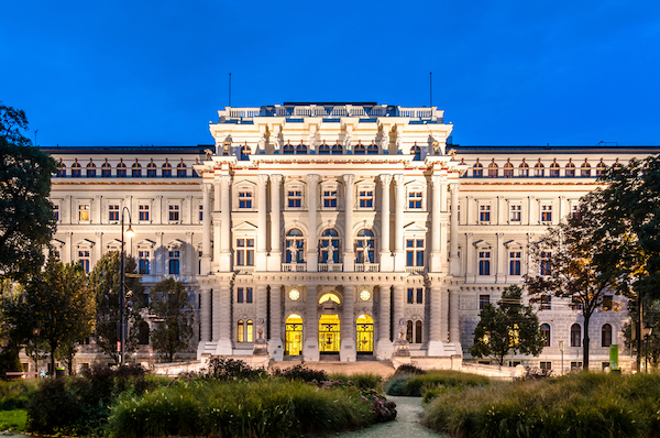 Would you like to admire a range of beautiful buildings? You will be thrilled by the Secession Building, the Palace of Justice, the City Hall, and Maria-Theresien-Platz with the museums around it!