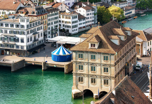 The historic centre is without doubt one of the most picturesque districts in Zurich. You will quickly work this out over the course of this route punctuated by magnificent monuments such as the Hôtel de Ville, the central library, and even the Hirschengraben school.
