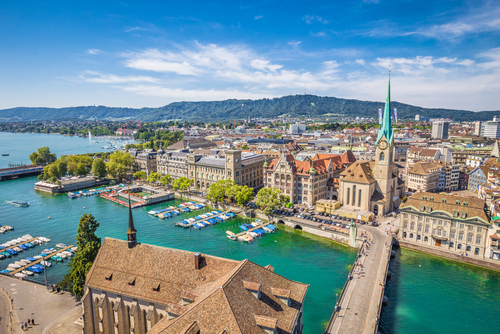 Surrounded by water, the central district, City, and its surroundings contain some of the most emblematic parts of the town: Fraumünster, the old botanical garden, Schipfe, Zunfthaus Zur Meisen... Keep your eyes and ears open!