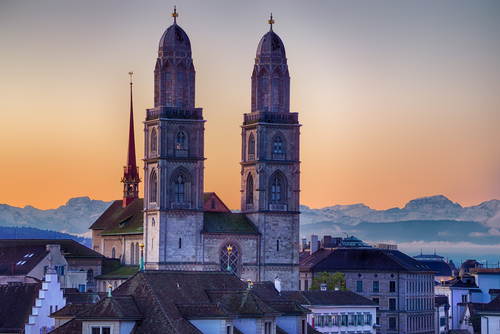 Let’s explore Zurich’s historic centre and learn about its must-see landmarks, such as Grossmünster, Paradeplatz, Schipfe and the wonderful Central Station.