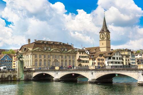 With two rivers flowing through its centre and a large lake nearby, Zurich's history is deeply connected to water. Follow this route to learn about the city's history and visit its various landmarks and watersides, including the Opernhaus, the Botanical Garden and the Lindenhof. 