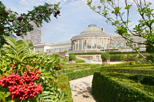 The small belt separates the historic center of Brussels along the path of the second city wall, built in the 14th century. It has the shape of a pentagon, which is commonly used to refer to the heart of downtown Brussels.