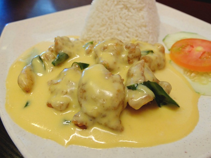 White Rice with Crispy Chicken Whole Leg with Creamy Butter Sauce