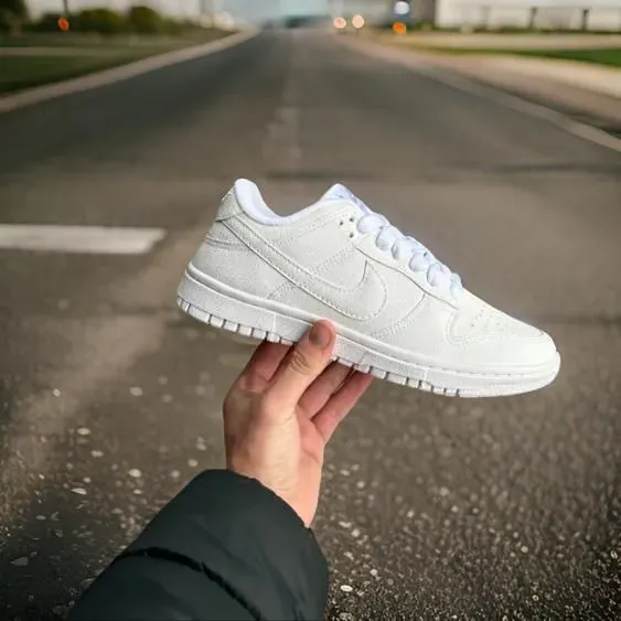 ZAPATILLA NIKE DUNK TRIPLE WHITE 