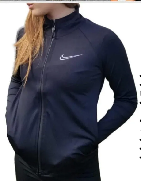 CAMPERA CLÁSICA NIKE.