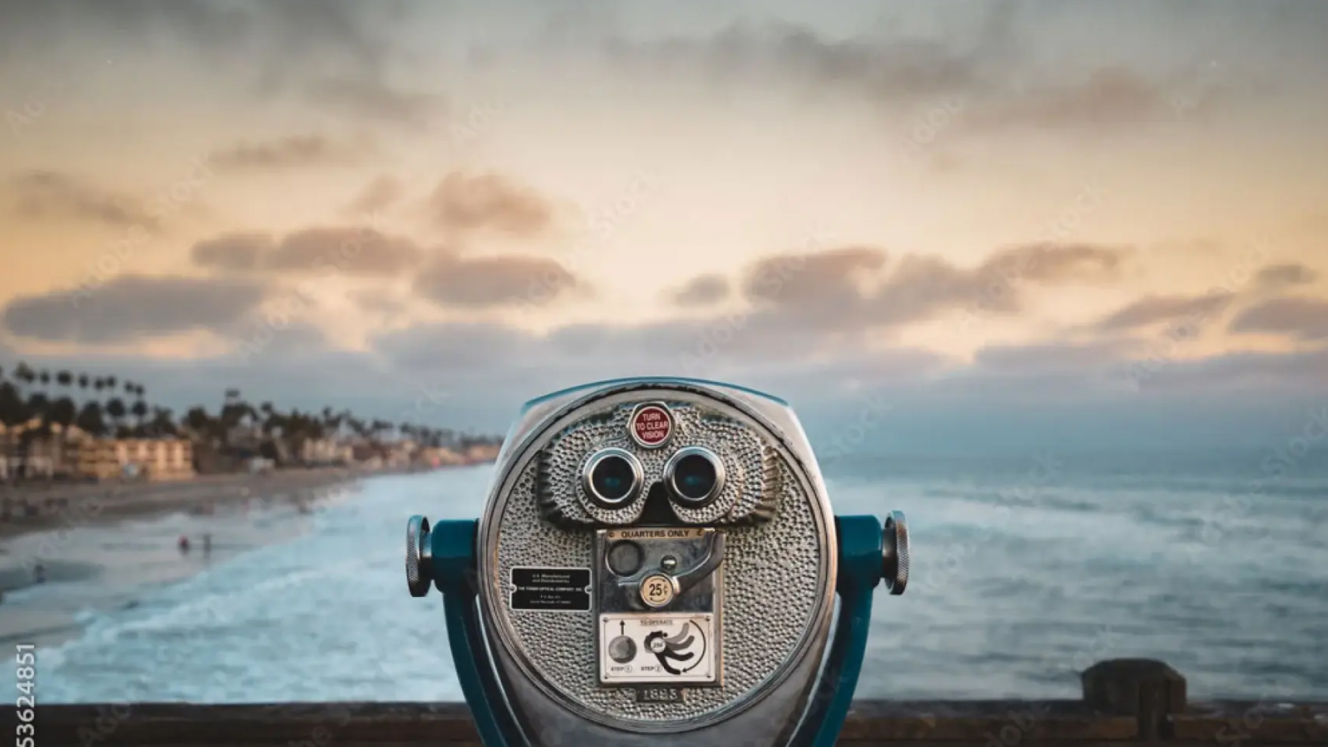 Foto di un binocolo con vista sul mare