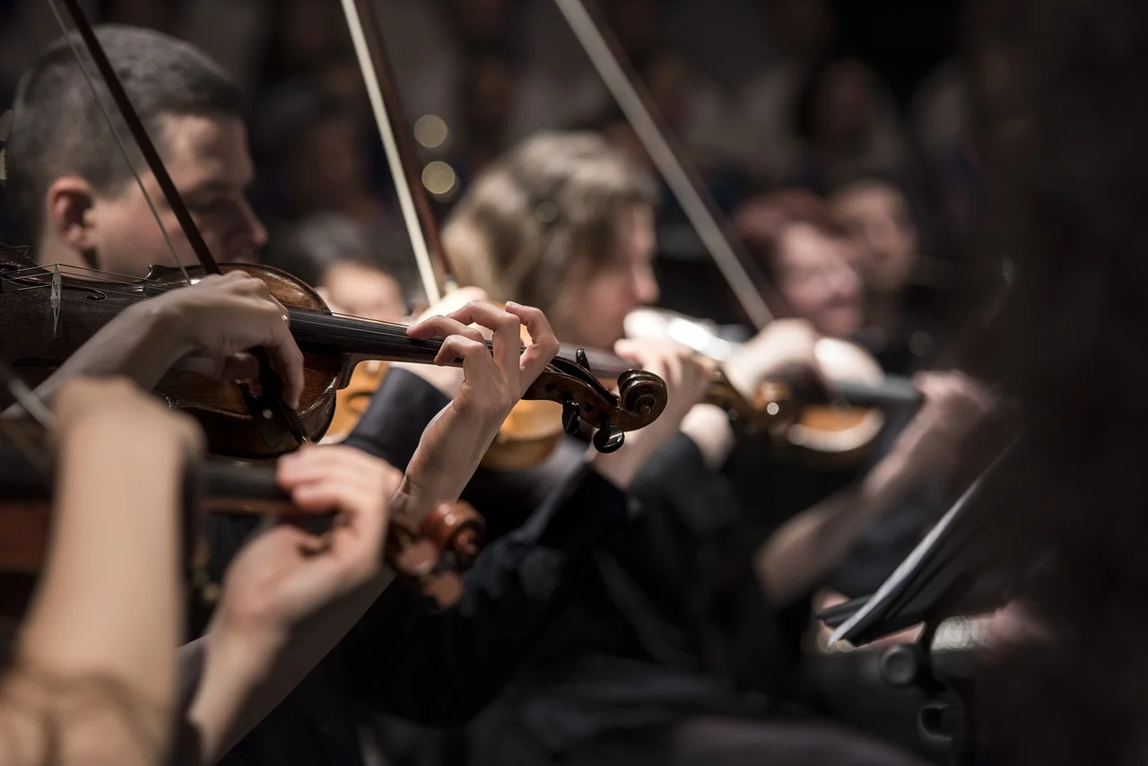 Foto di un'orchesta con violini in primo piano