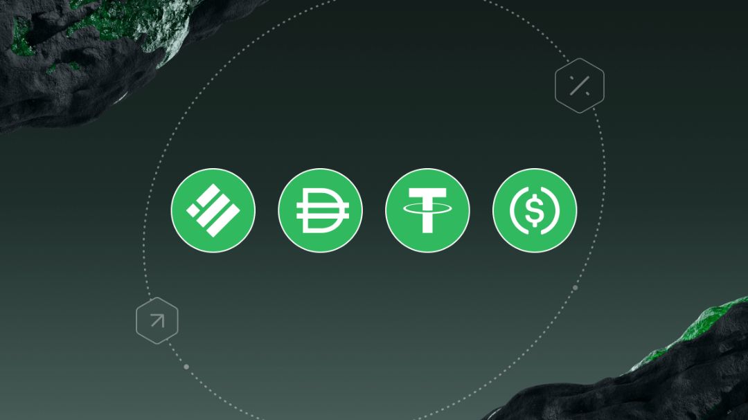 Ilustrasi tumpukan koin digital USDT (Tether) yang ditopang oleh simbol mata uang Dolar AS fisik, melambangkan aset kripto berjaminan aset dunia nyata.