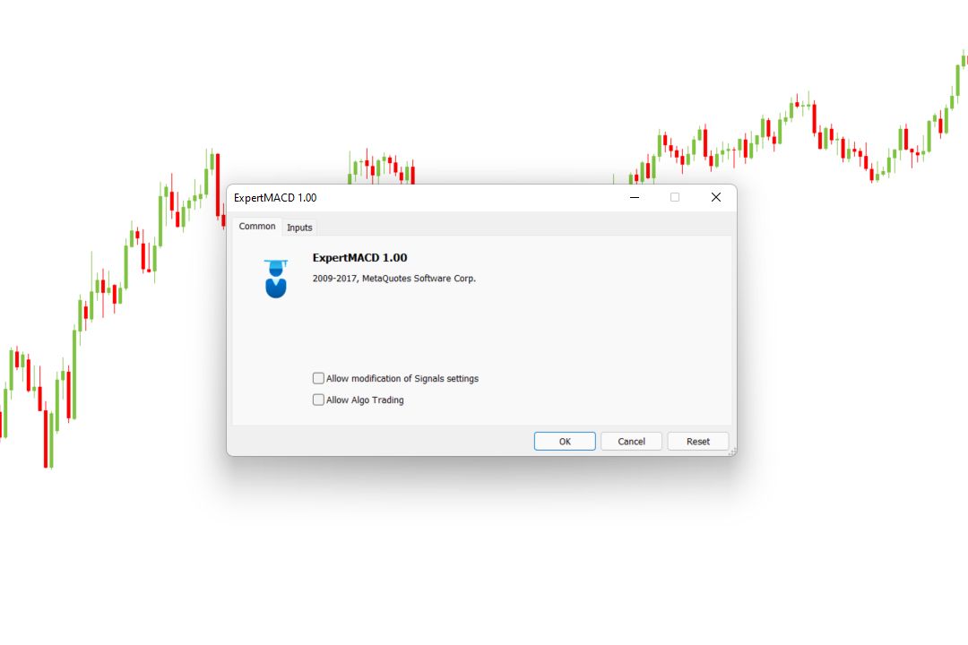 Contoh Expert Advisor yang tidak aktif di chart MetaTrader 5, ditandai dengan ikon topi merah di sudut kanan atas.