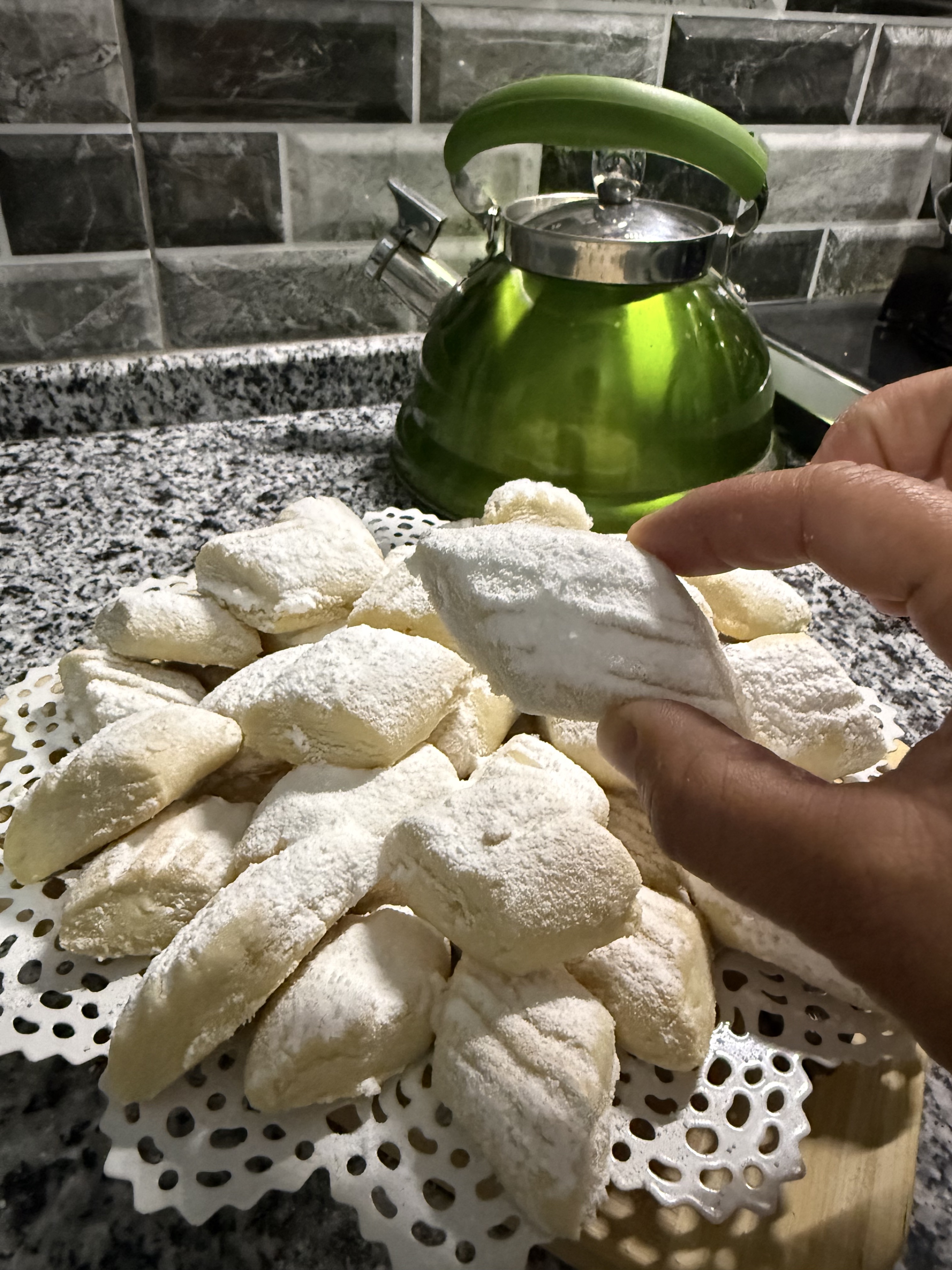 Ağızda Dağılan Pastane Usulü Un Kurabiyesi