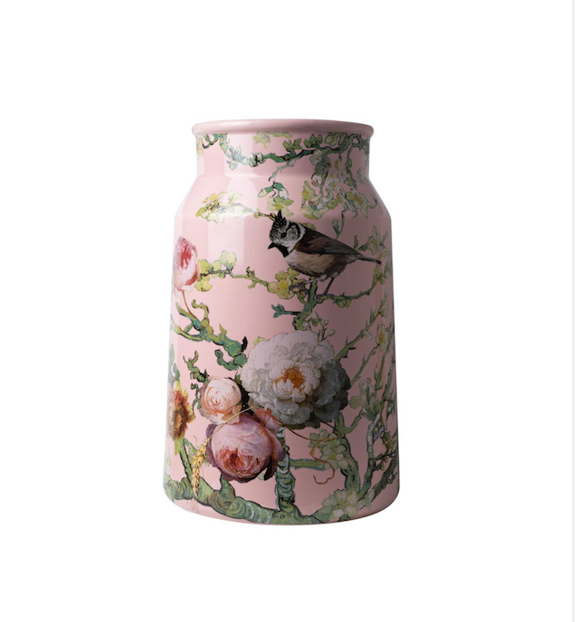 Lichtroze keramieken melkbus vaas gedecoreerd met een gedetailleerde illustratie van een kuifmees en bloemen.