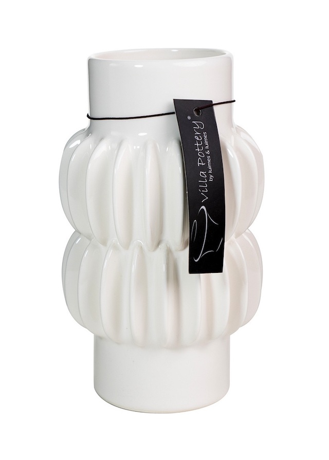 Witte decoratieve vaas met een geribbelde textuur en een zwart label van Villa Pottery.