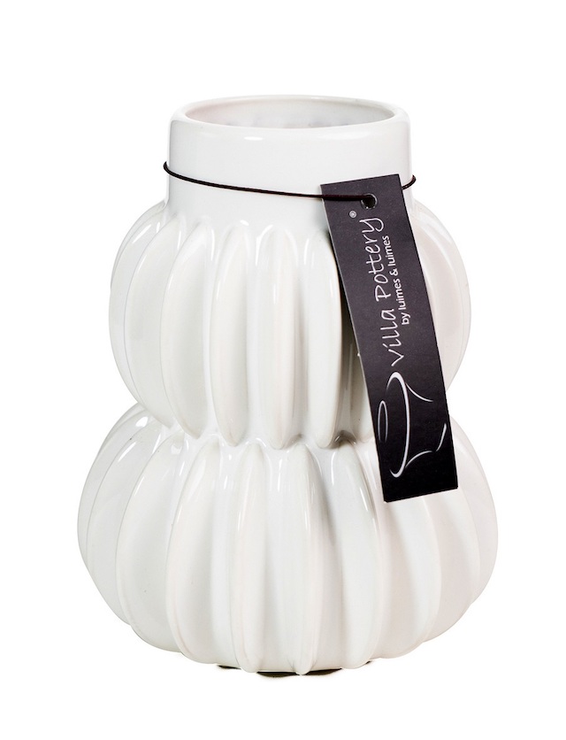 Een elegante witte, geribbelde vaas Niek met een Villa Pottery label tegen een witte achtergrond.