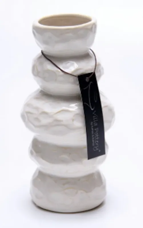 Off-white keramieken vaas Pim met een getextureerd, gestapeld ontwerp en een Villa Pottery label.