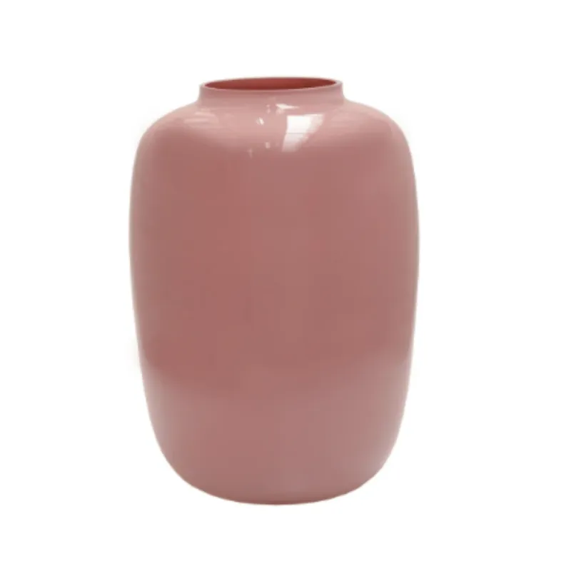 Een minimalistische beige vaas met een gladde, ovale vorm op een witte achtergrond.