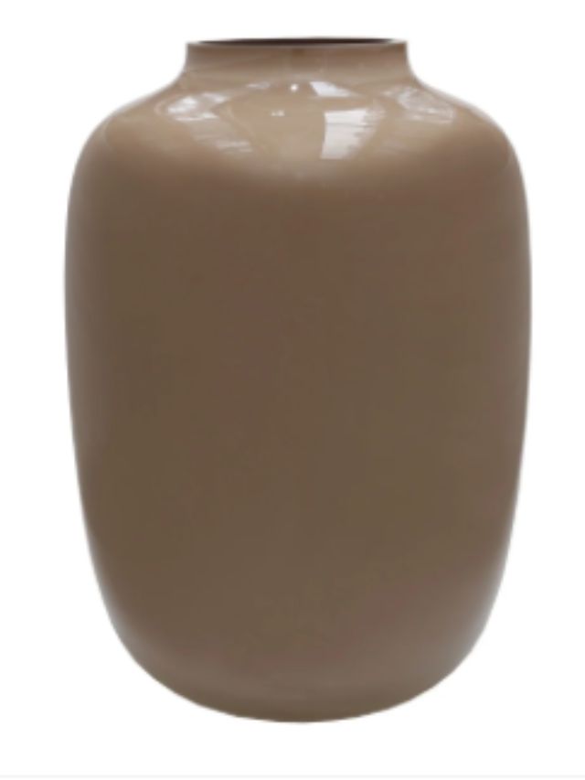 Een minimalistische beige vaas met een gladde, ovale vorm op een witte achtergrond.