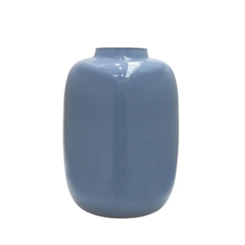 Een elegante, glanzende blauwe Artic vaas met een afgeronde vorm op een witte achtergrond.