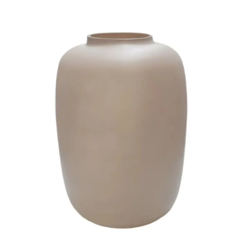 Een minimalistische, cilindervormige vaas met een zandkleurige, matte afwerking op een witte achtergrond.