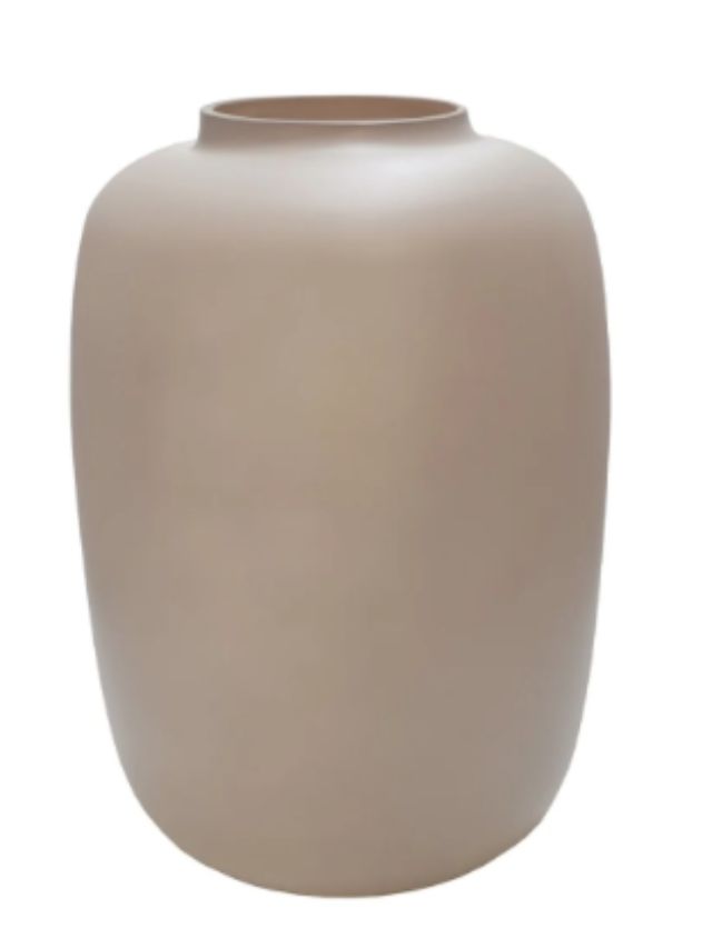 Een minimalistische, cilindervormige vaas met een zandkleurige, matte afwerking op een witte achtergrond.