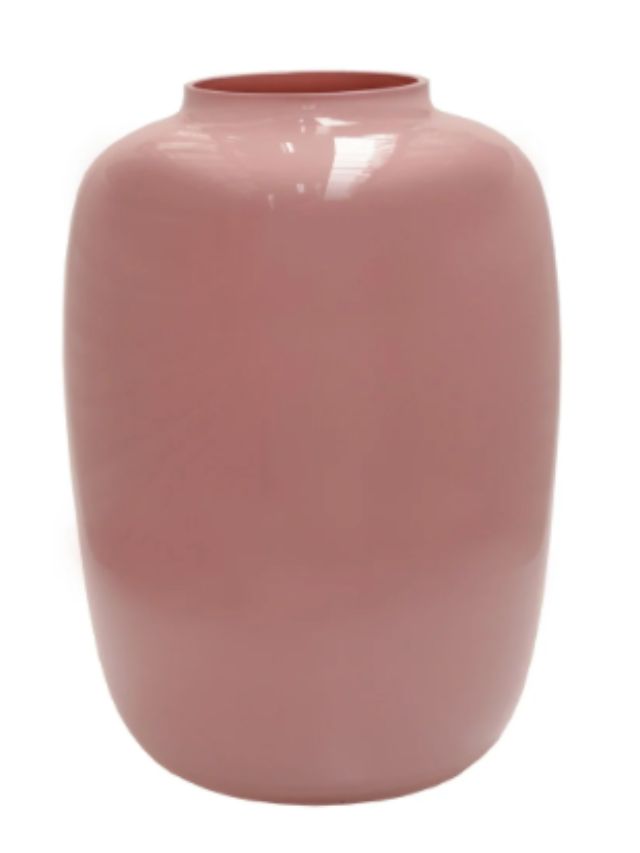 Een elegante, gladde roze vaas met een afgeronde vorm tegen een witte achtergrond.