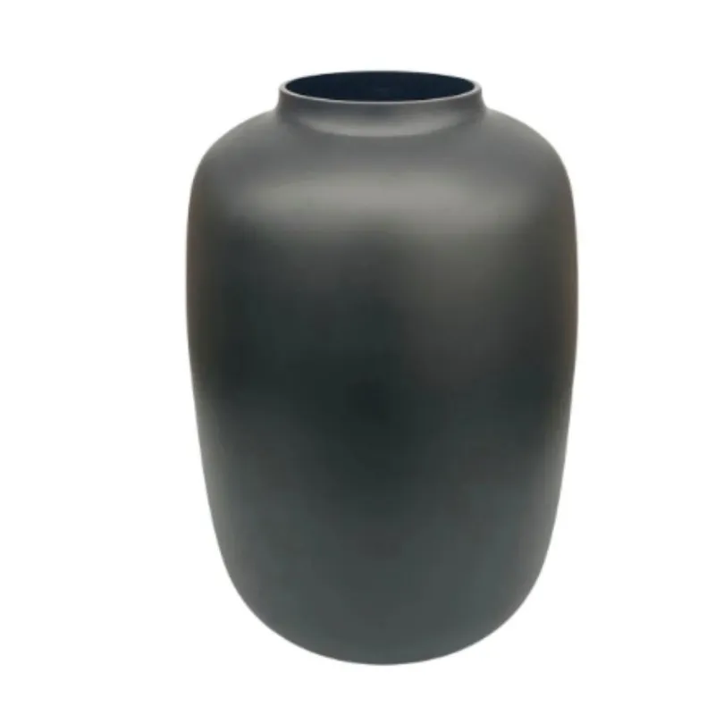 Zwarte Artic vaas met een afgeronde vorm en matte afwerking, ideaal voor luxe woondecoratie.