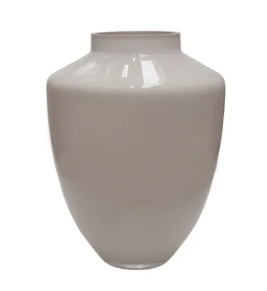Een elegante, gladde ivoren vaas met een brede body en smalle hals op een witte achtergrond.