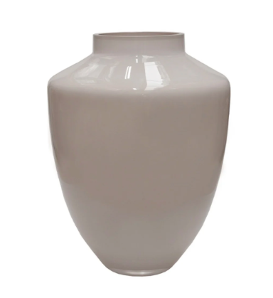 Een elegante, gladde ivoren vaas met een brede body en smalle hals op een witte achtergrond.