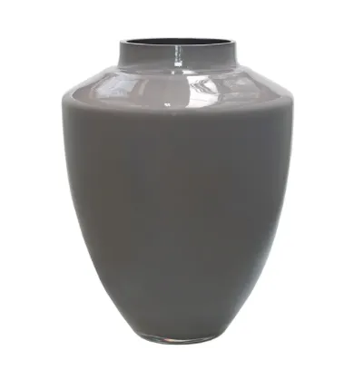 Een glanzende, Earth-kleurige Tugela M vaas met een elegante, taps toelopende vorm tegen een witte achtergrond.