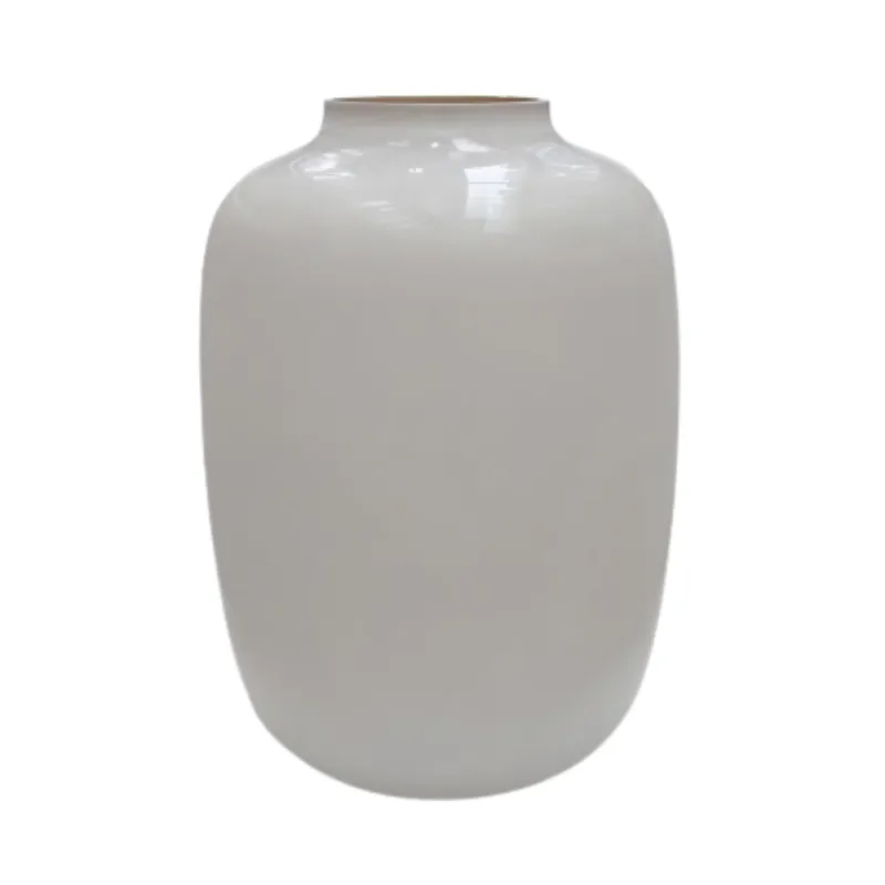 Elegante, gladde ivoorkleurige vaas met een afgeronde vorm tegen een witte achtergrond.