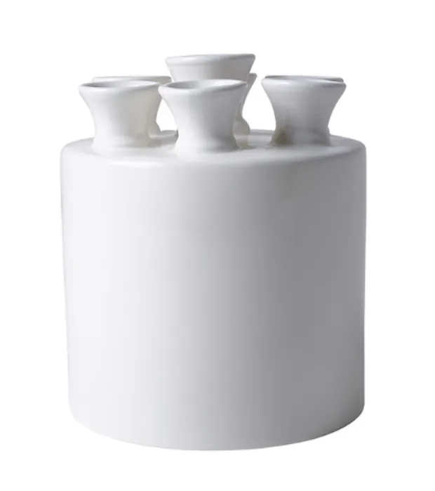 Elegante witte keramieken tulpenvaas met meerdere openingen in een cilindervormig design op een witte achtergrond.